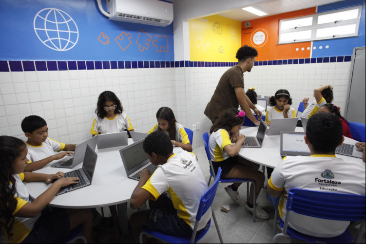 Mais de 11 mil profissionais da educação serão contemplados com microfones