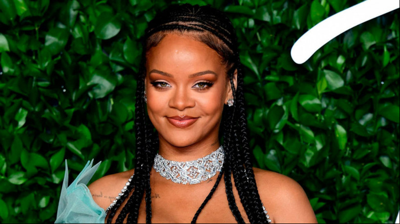 A cantora retorna aos palcos após hiato de sete anos; Rihanna se apresentará durante o intervalo do Super Bowl, grande final da liga de futebol americano (NFL)