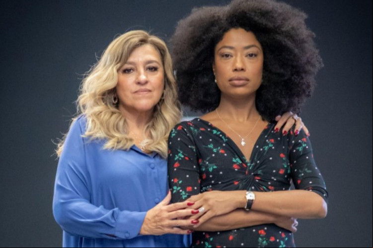 Zoé (Regina Casé) e Judite Xavier (Mariana Nunes) em