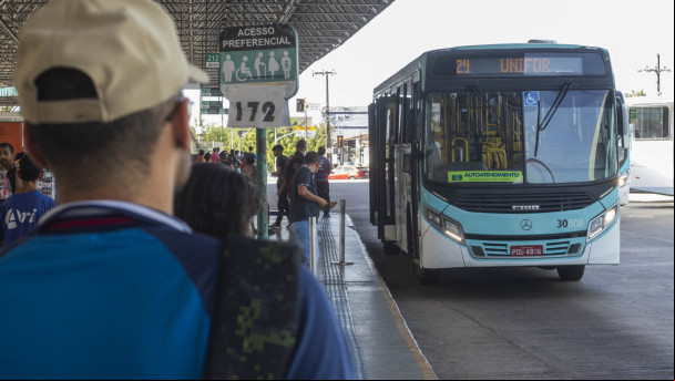 FORTALEZA, CEARÁ, BRASIL, 20-10-2022: Movimentação no Terminal do Antônio Bezerra, e os ônibus com ar condicionados desligados. (Foto: Fernanda Barros/ O Povo)