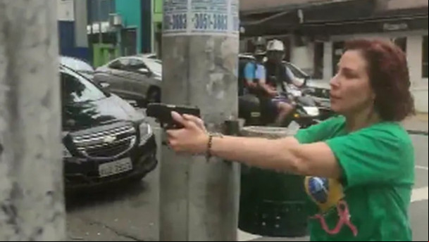 Carla Zambelli apontando arma para um homem em São Paulo.