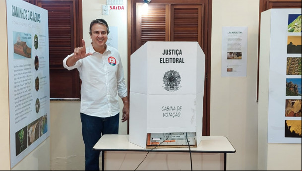 Senador eleito Camilo Santana (PT) vota em Barbalha