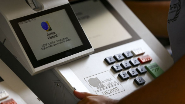 Técnicos do TRE-DF realizam a conferência e a lacração de urnas eletrônicas para o 1º turno das Eleições 2022.
