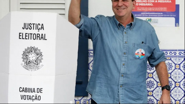 Prefeito do Rio de Janeiro, Eduardo Paes, votando