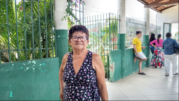 Eleitora de 76 anos faz questão de votar.