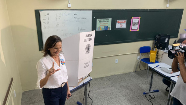 Izolda Cela (sem partido) vota em Sobral.
