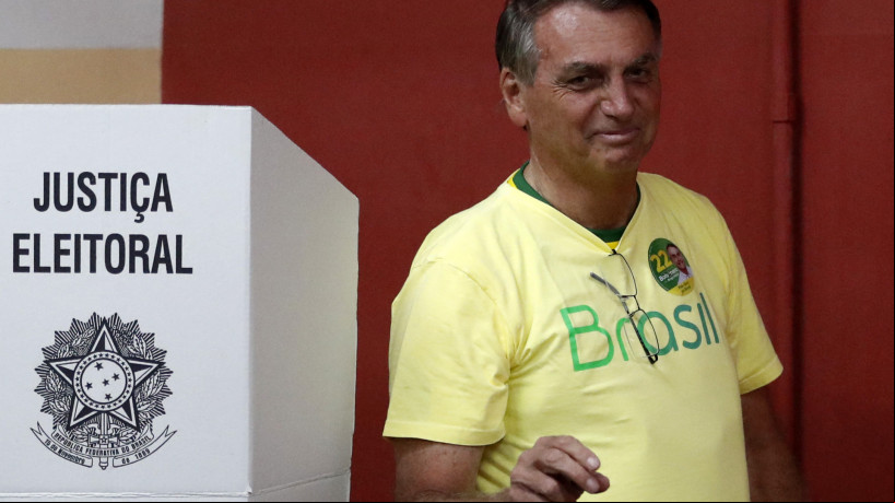 O ex-presidente brasileiro Jair Bolsonaro ao votar no Rio de Janeiro, em 30 de outubro de 2022, no segundo turno da eleição presidencial