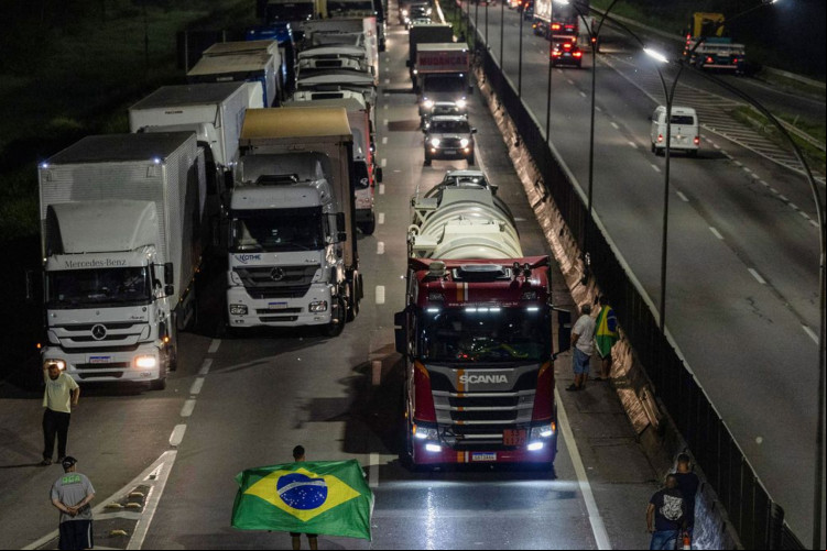Governadores ordenam desobstrução de rodovias bloqueadas