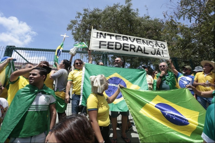 Em ato golpista, apoiadores de Bolsonaro em Fortaleza pedem