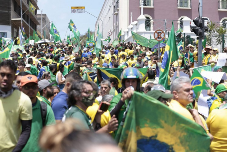 Em ato golpista, apoiadores de Bolsonaro em Fortaleza pedem