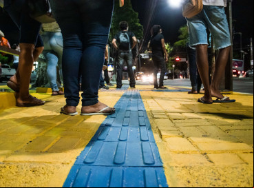 O piso tátil é caracterizado por relevo e luminância contrastantes em relação ao piso adjacente, destinado a constituir alerta ou direção, servindo de orientação perceptível por pessoas com deficiência visual 