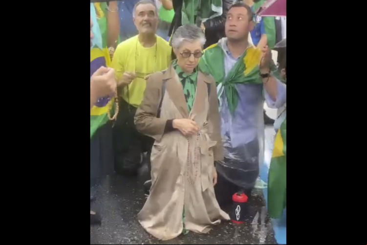 Atriz Cássia Kis, de joelhos, em oração durante manifestação golpista a favor de Bolsonaro