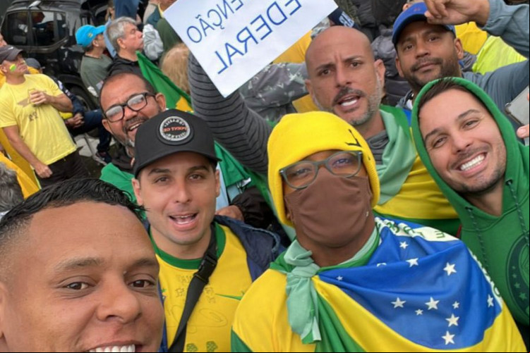 Ex-jogador Robinho aparece em manifestação bolsonarista realizada em São Paulo