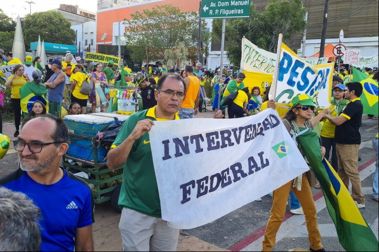 Grupos bolsonaristas reunidos durante ato golpista em frente ao quartel da 10 Região Militar em 3 de novembro.