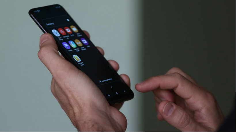Smartphone em uso.