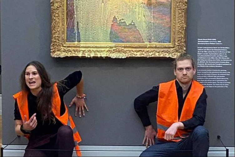 Protesto em Potsdam, Alemanha, teve purê de batata em pintura de Monet