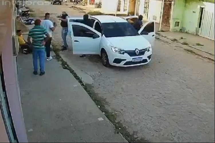 CÂMERAS de vigilância flagraram o momento em que raptaram Clézio Nascimento de Oliveira