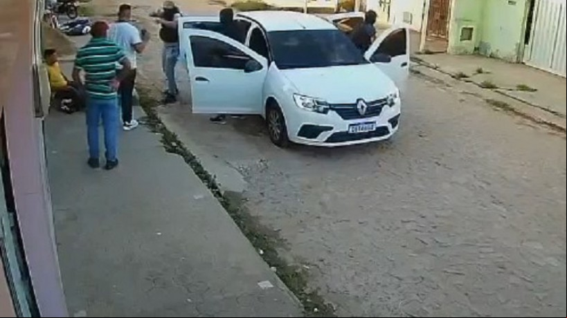CÂMERAS de vigilância flagraram o momento em que raptaram Clézio Nascimento de Oliveira