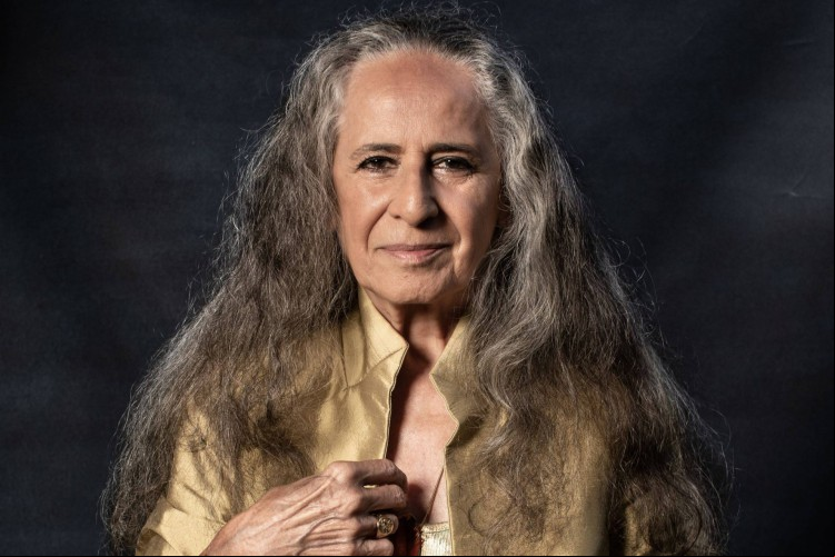 Cantora baiana Maria Bethânia toma posse na Academia de Letras da Bahia
