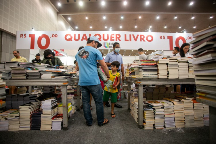Professores têm crédito para comprar livros na XV Bienal Internacional do Livro do Ceará