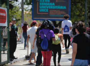 Alunos entrando no Campus da UECE no Itaperi para segundo dia de aplicação de provas do Enem 