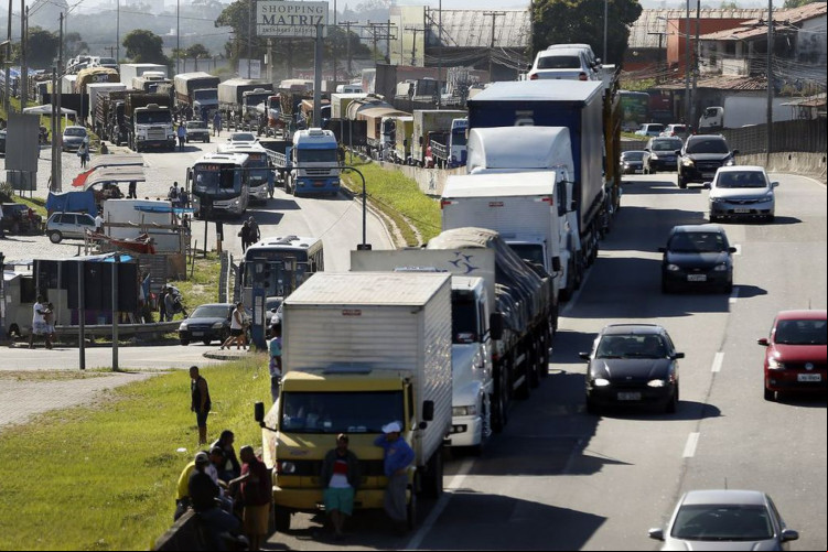 Caminhoneiros fazem paralização na BR 101, Niterói-Manilha, na altura de Itaboraí, no Rio de Janeiro.