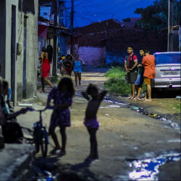 FORTALEZA, CEARA, BRASIL, 30.11.22: Obra inacabada na Rua Magnolia Melo no Bairro Siqueira, moradores reclamam de doenças e mau cheiro. (Aurelio Alves/ O POVO)