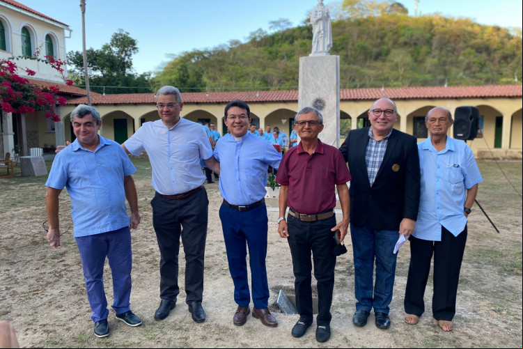 Padre Eugênio Pacelli, diretor do Mosteiro dos Jesuítas, com demais sacerdotes da Companhia de Jesus presentes à celebração do centenário da casa