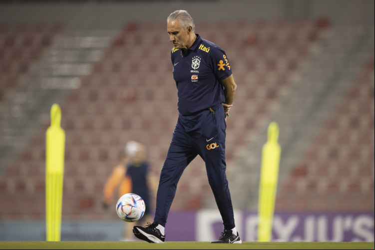 Técnico Tite em treino da seleção brasileira no Grand Hamad Stadium, em Doha, no Catar