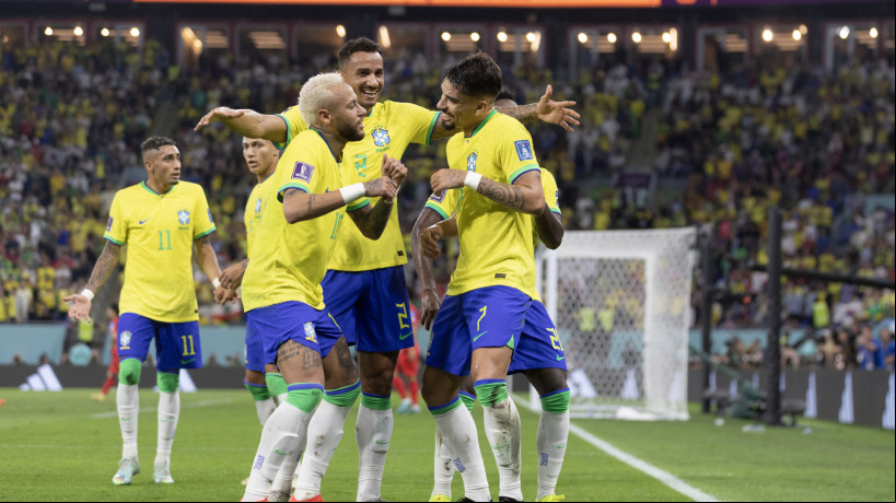 Jogadores da seleção brasileira comemoram gol no jogo Brasil x Coreia do Sul, no Estádio 974, pela Copa do Mundo 2022