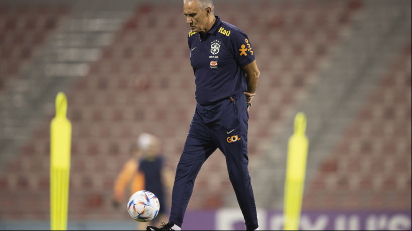 Técnico Tite em treino da seleção brasileira no Grand Hamad Stadium, em Doha, no Catar 