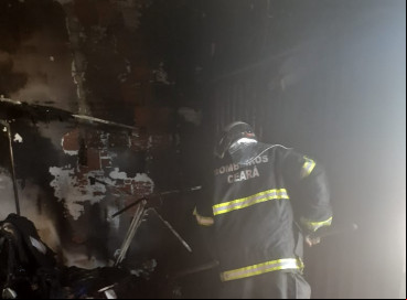 Local foi destruído pelas chamas; a vítima não se encontrava na residência 