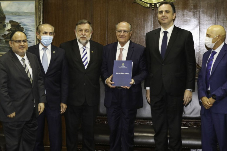 Vice-Presidente eleito, Geraldo Alckmin e o presidente do Senado, Rodrigo Pacheco, recebem relatório final da Subcomissão da Educação na Pandemia