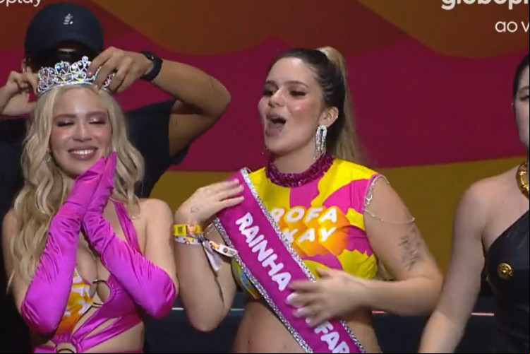 Karoline Lima recebeu a coroa de rainha da Farofa, entregue por Viih Tube