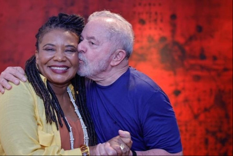 A cantora Margareth Menezes e o presidente eleito Lula
