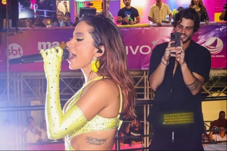Anitta e Lucca Picon se divertem em trio elétrico