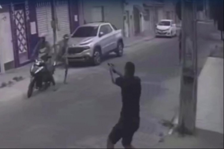 Vídeo registrou o momento em que um soldado de folga reage a um assalto em Pacajus