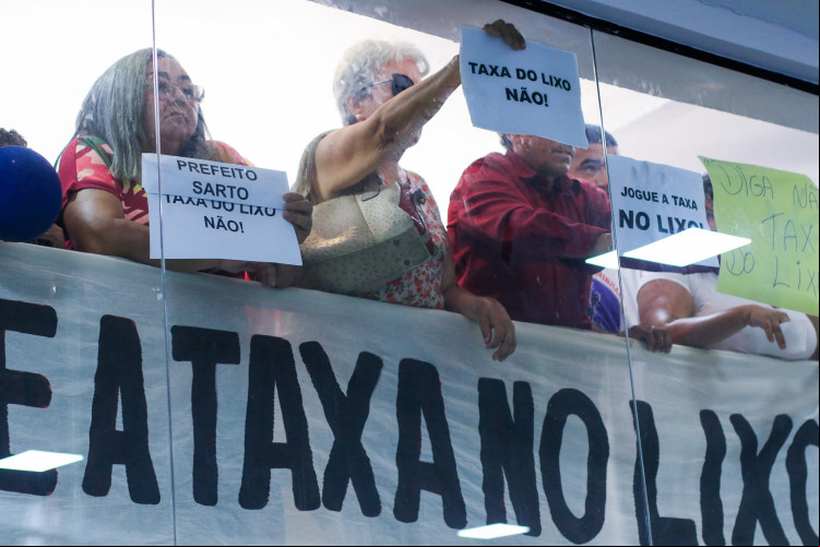 Câmara Municipal vota taxa do lixo