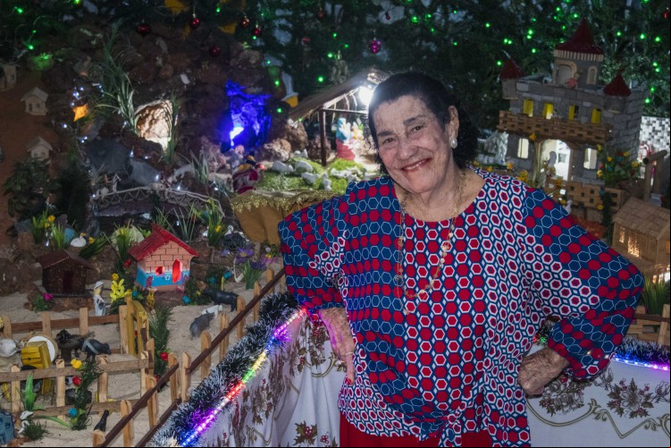 FORTALEZA, CEARÁ, 20-12-2022: A tradição de 75 anos da montagem das lapinhas de natal de Dona Mundinha .