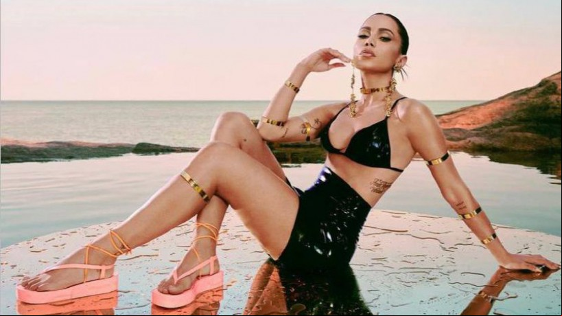 Anitta estava gravando um novo projeto em uma comunidade do Rio de Janeiro