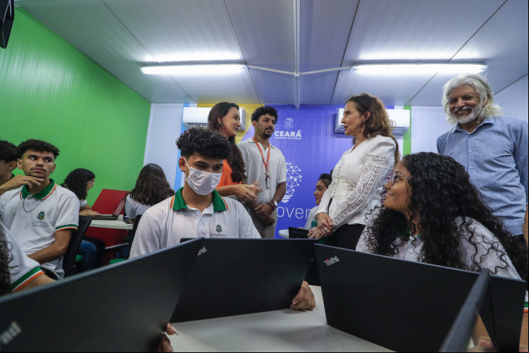 Governadora Izolda Cela inaugura o Laboratório de Inovação e Tecnologia C-Jovem na EEEP Professor Cesar Campelo, no Conjunto Ceará
