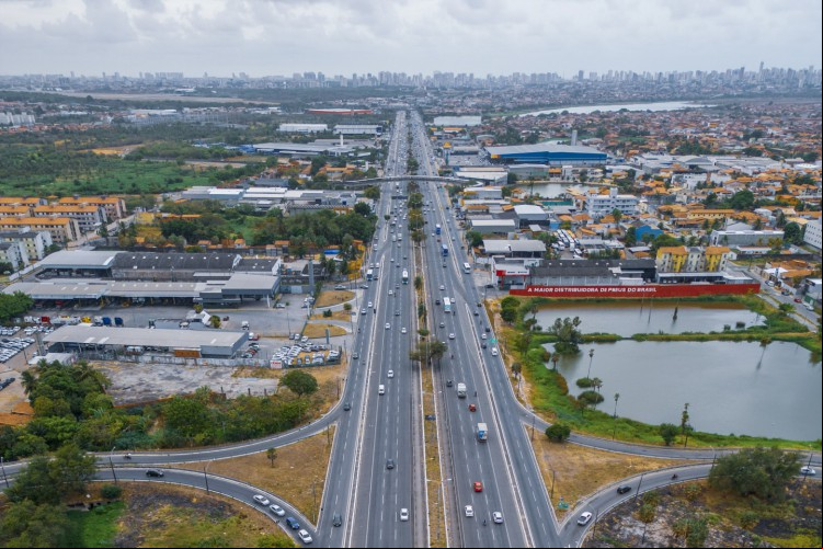 Imagem de apoio ilustrativo. Vista aérea da BR 116 no viaduto da Oliveira Paiva