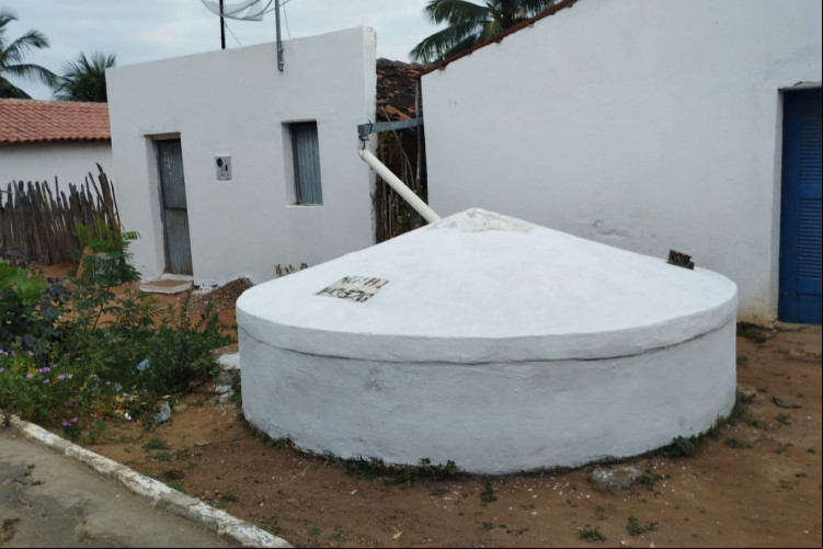 Sem a água fornecida pela Operação Carro-Pipa, moradores da comunidade Cachoeirinha do Pai do Senhor, em Tauá, estão com as cisternas vazias