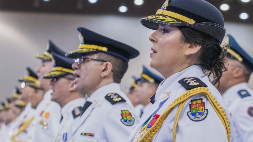 Foto mostra momento de promoção de oficiais e praças da Polícia Militar e Bombeiros Militar do Ceará
