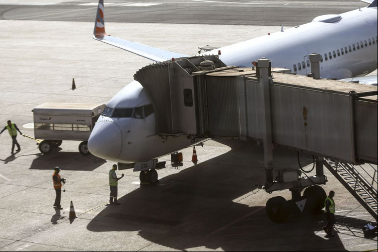Movimentação de aviões comerciais no aeroporto de Brasília.