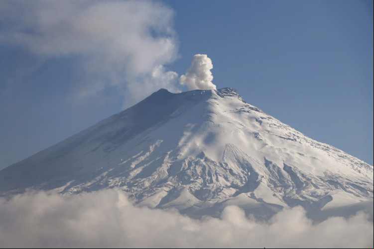 O vulcão Cotopaxi emite cinzas e gases, visto de Mulalo, província de Cotopaxi, Equador, em 28 de dezembro de 2022