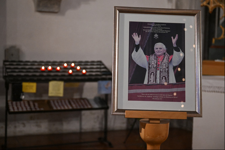 Uma foto do Papa emérito Bento XVI é colocada na igreja em Marktl, sul da Alemanha, em 28 de dezembro de 2022. A saúde do Papa emérito Bento XVI da Alemanha tem causado grande preocupação. O pontífice, que deixou o cargo em 2013, está