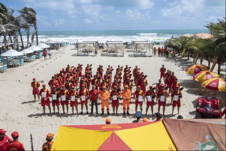 No Dia do Guarda-Vida, bombeiros recebem homenagens e promoções em evento promovido pelo Corpo de Bombeiros na Praia do Futuro