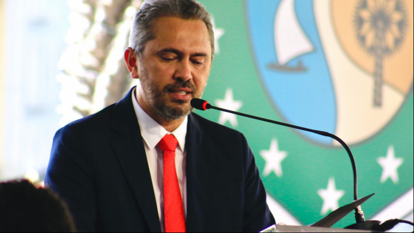 Governador Elmano de Freitas se emociona ao falar da fome durante cerimônia de posse