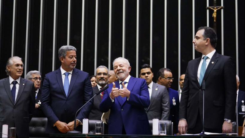 Lula na posse, em 1º de janeiro, entre Arthur Lira e Rodrigo Pacheco